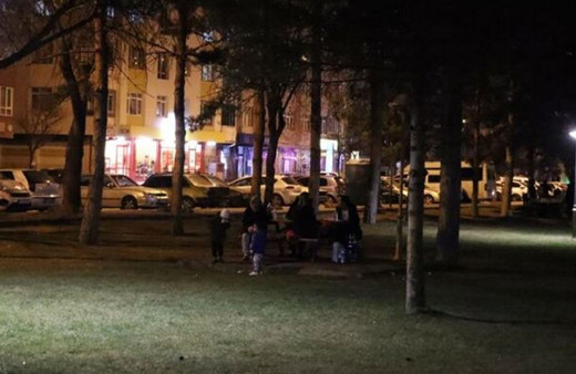 Kayseri'de halk, depremlerden sonra akşamı parklarda geçiriyor