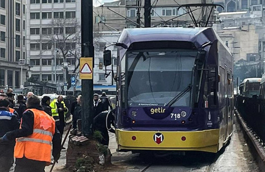 Eminönü'nde raydan çıkan tramvay kaza yaptı!