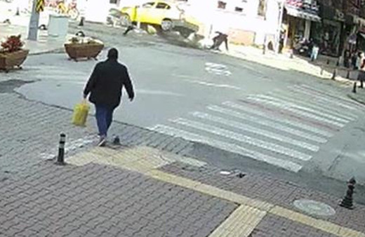 Taksici kalp krizi geçirince feci kaza yaşandı! Motosiklete çarptığı anlar kamerada