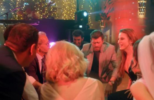 Kıvanç Tatlıtuğ ve Serenay Sarıkaya 'erik dalı' oynadı: Sosyal medya yıkıldı