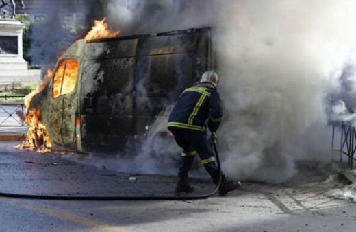Yunanistan'da tren kazası protesto edildi! 50 bin kişi sokakta