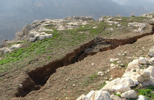 Karlar eridi ortaya çıktı! Deprem sonrası bin 400 metre rakımda dev yarıklar ürküttü!