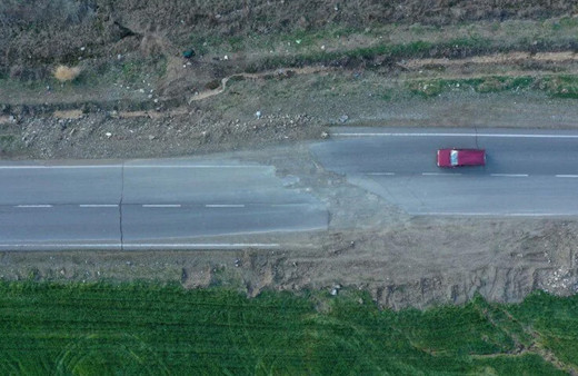 Depremin bıraktığı ize bakın! Yolda 4 metre kayma oluştu