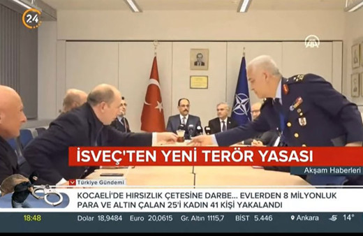 NATO toplantısında Türk general boş çay bardaklarını topladı! Anadolu Ajansı'nın geçtiği görüntüler olay oldu