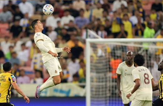 Ronaldo'yu delirten tezahürat! Su şişelerini tekmeledi tribünlere hareket çekti