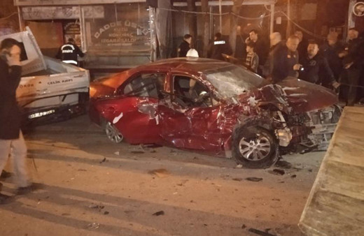 Afyonkarahisar'da kaza! 16 yaşındaki sürücü iki araca çarptı: 1 ölü, 4 yaralı