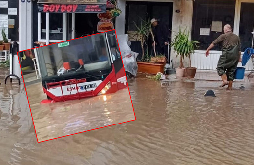 Meteoroloji 58 ili uyarmıştı! Yarım saatte hayatı felç etti: Ağaçlar devrildi, araçlar suya gömüldü!