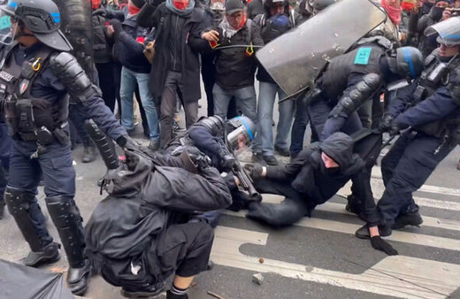 Fransa'da polis, emeklilik karşıtı gösteride orantısız şiddet uyguladı