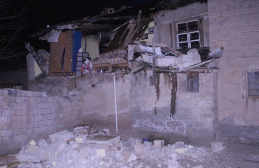 Soba bomba gibi patladı, ev kısmen çöktü: 2 yaralı