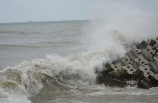 Şile'de fırtına sebebiyle tekneler kıyıya vurdu