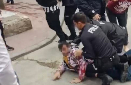 Beyoğlu'nda KADES ihbarına giden polise saldırı mahalleyi birbirine kattı 5 polis yaralandı