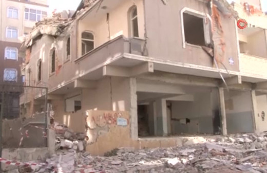 Küçükçekmece'de metruk binanın yıkımı sırasında çökme meydana geldi