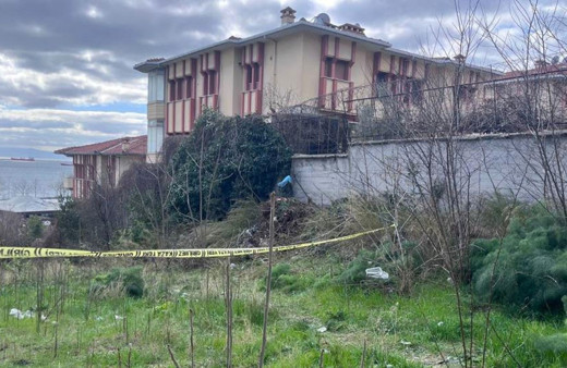 Avcılar'da sitede korkunç olay! Demir parmaklıklarına iple asılı halde bulundu