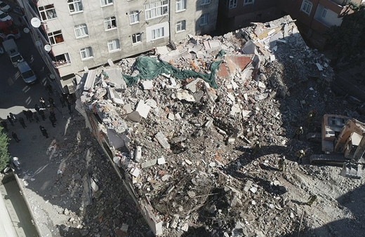 Küçükçekmece’de bir bina yıkım sırasında çöktü