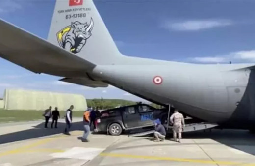 TSK'ya ait uçaklardan sel bölgesine malzeme sevkiyatı