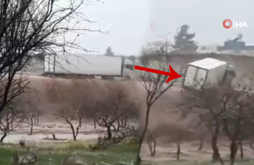 Şanlıurfa'da sele teslim oldu! Metrelerce sürüklenen tır dereye böyle düştü