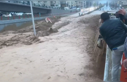 4 kişinin hayatını kaybettiği köprülü kavşakta sel anı kamerada! İtfaiyeciler böyle boğuldu