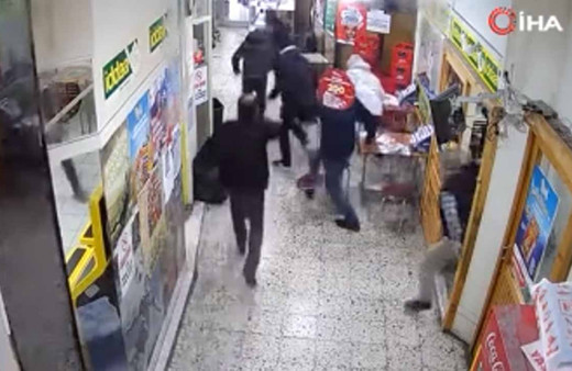 Bolu'da 4.8'lik depremde panik anı! Vatandaşlar kaçarken üzerlerine döküldü