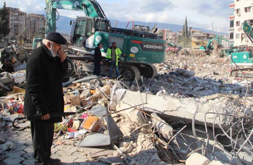 Eşinin çok sevdiği eşyayı arayan yaşlı adam: Şu enkazla, ben de enkaz oluyorum
