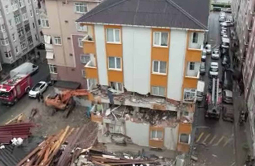 İstanbul'da vahim olay! Yıkılmak istenen bina, yan binaya büyük zarar verdi