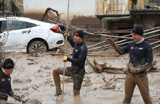 Adıyaman'da anne ve kızı selde kayboldu! 500 kişilik ekip arama yapıyor