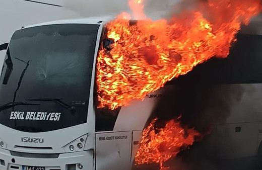 Aksaray'da büyük panik! İçinde onlarca öğrenci vardı bir anda her yeri sardı