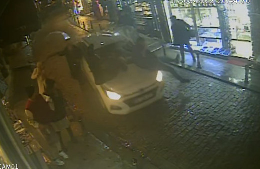 Dehşete düşüren görüntüler! Galata'da otomobil yayaların arasına daldı