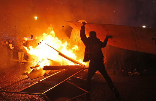 Fransa yeniden karıştı: Paris sokakları savaş alanına döndü!