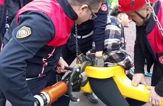 Sivas'ta ekipleri harekete geçiren ilginç olay! Eğlenmek için bindiği salıncak adeta kabusu oldu