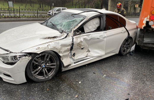 Virajı alamadı, yol temizleme aracına çarptı! Lüks otomobil pert oldu