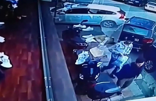 İstanbul’da yaşlı çifte hırsız şoku! 400 lirayı çalıp ellerini kolların sallayarak kaçtılar