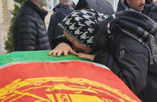 Sunucu Ezgi Sertel'in büyük acısı; tabuta sarılıp 'canım babam' diyerek gözyaşı döktü