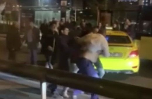 İstanbul’da birbirinden ilginç trafik kavgaları! Bastonlu, bıçaklı ve yumruklu kavgalar kamerada