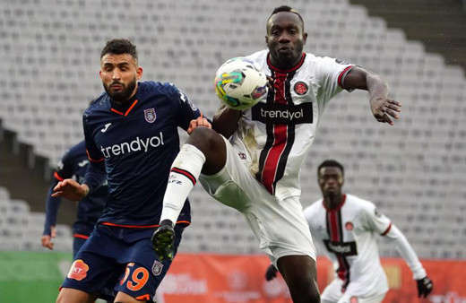 4 gollü müthiş maçta kazanan çıkmadı: Karagümrük seriyi 10 yaptı, Başakşehir 3 puanı unuttu!