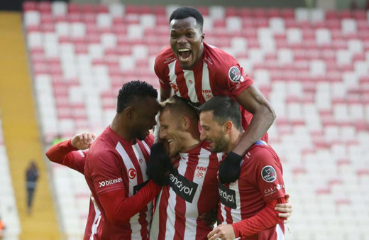 Sivasspor Ankaragücü'nü devirdi! Yiğidolar 3 puanı 2 golle aldı!