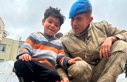 Mehmetçik, Adıyaman'da afetzede çocukla misket oynadı