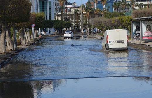 Hatay'dan korkutan görüntüler! İskenderun'da deniz seviyesi yükseldi