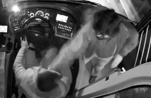 İstanbul'da otobüs bir anda karıştı! Yolcu "Düğmeye bastım, durmadın" deyip şoföre saldırdı