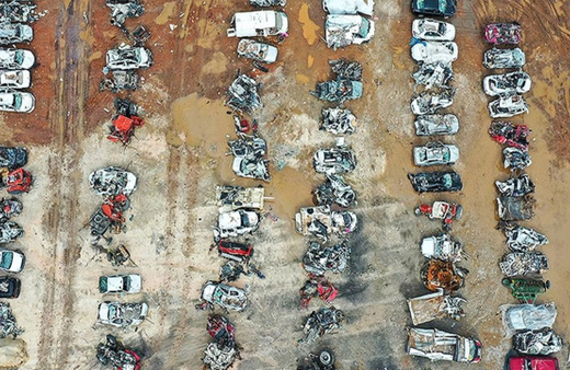 Nurdağı'nda enkazdan çıkarılan hasarlı araçlar sahiplerini bekliyor
