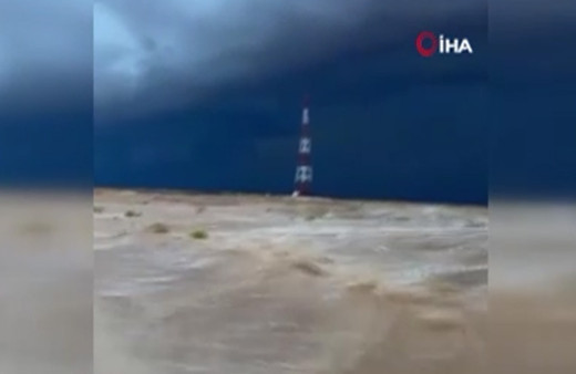 Umman’da çöl denize döndü! Ürküten görüntüler