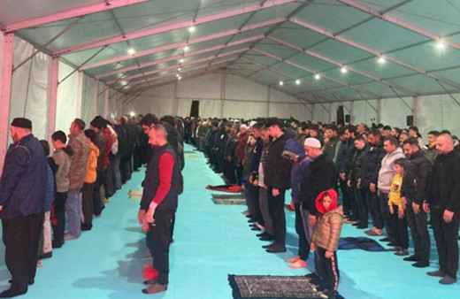 Deprem bölgesinde ilk teravih namazı çadırda kılındı