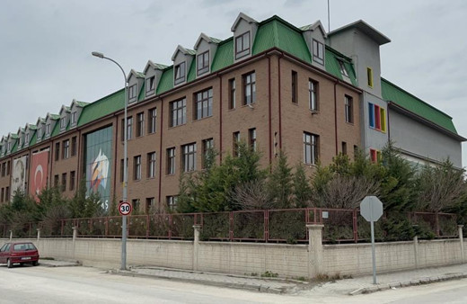 O müdürün hapsi istendi, başörtüsü nedeniyle depremzede öğrenciyi okula kaydetmediği iddia edilmişti