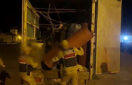 Şoför ‘ev eşyası var’ dedi Jandarma kamyon kasasını açınca ortaya çıktı