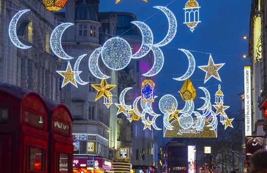 Londra'nın ünlü caddesi ilk kez ramazan dolayısıyla özel olarak aydınlatıldı