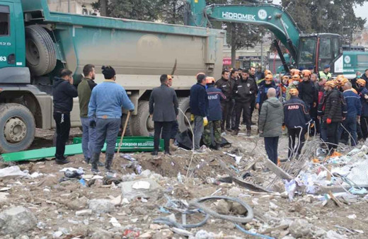 Depremin 49'uncu gününde enkazdan bir kadın cesedi çıkartıldı