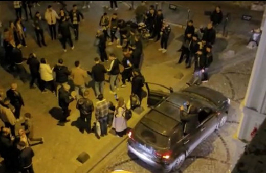 Hastane yolunu kapatıp kendi salonlarındaymış gibi oynadılar