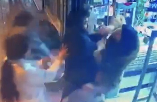 İstanbul’da kadınlar tekme tokat birbirine girdi! 'Nasıl omuz atarsın' kavgası kamerada