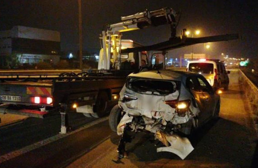 TEM’in orta şeridinde terk edilen otomobil kazaya sebep oldu