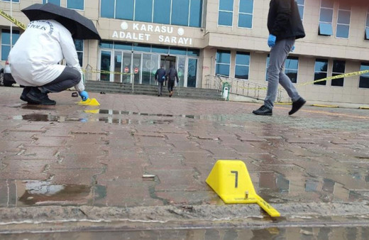 Adliye önünde koca dehşeti! Boşanmak istediği eşini silahla vurdu