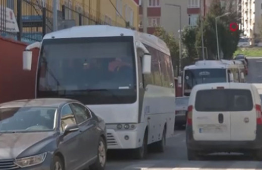 Küçükçekmece’de servis şoförü çocukları süpürge sapıyla böyle dövdü